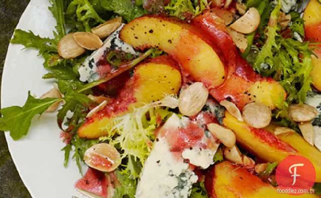 Salada de nectarina e queijo azul com vinagrete de ameixa