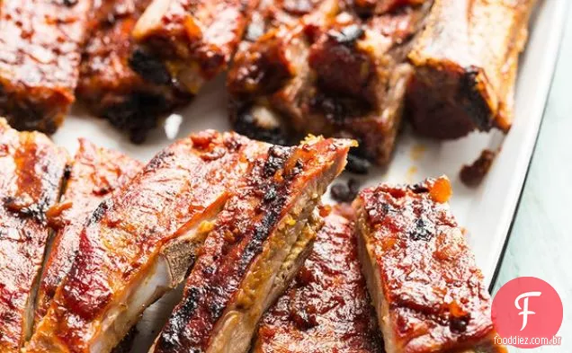 Costelas de porco churrasco clássico com molho de churrasco de Bacon esfumaçado