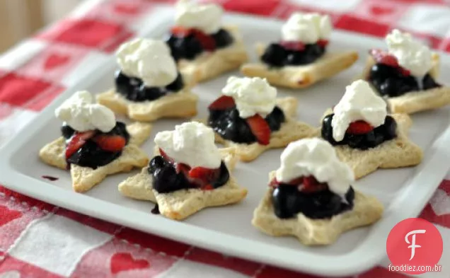 Shortcakes vermelhos, brancos e de mirtilo