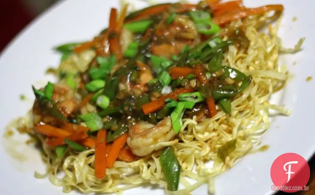 Macarrão frito com camarão, ervilha e cenoura