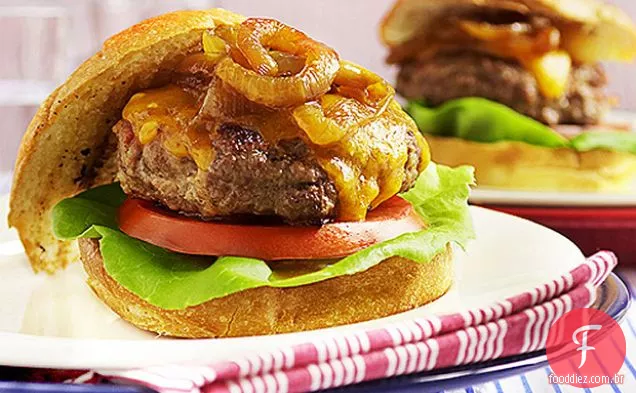 Bacon-hambúrgueres Cheddar com cebola caramelizada