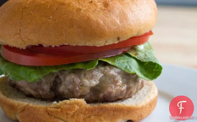 O melhor hambúrguer de carne e porco cheio de queijo