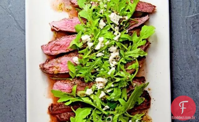 Bife de flanco marinado com rúcula limonada e salada de Feta do Livro de receitas ' Kitchen Garden