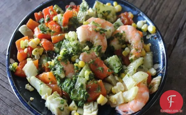 Camarão chimichurri à frente e salada de milho