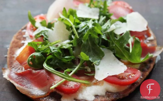 Pizza de pão achatado de 5 minutos com Prosciutto, rúcula e mussarela