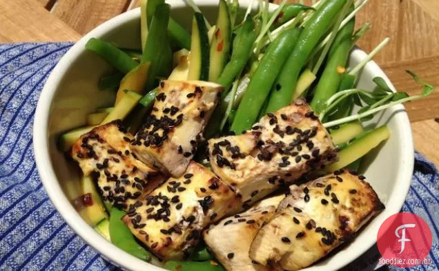 Salada de feijão verde picante à frente com gergelim-tofu de limão