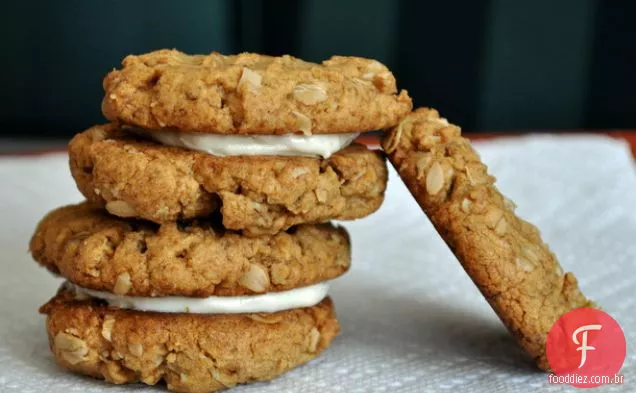 Biscoitos de aveia com manteiga de amendoim com creme de manteiga de mel Salgado