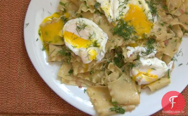 Folhas de macarrão rasgadas com manteiga marrom, ervas e ovos escalfados