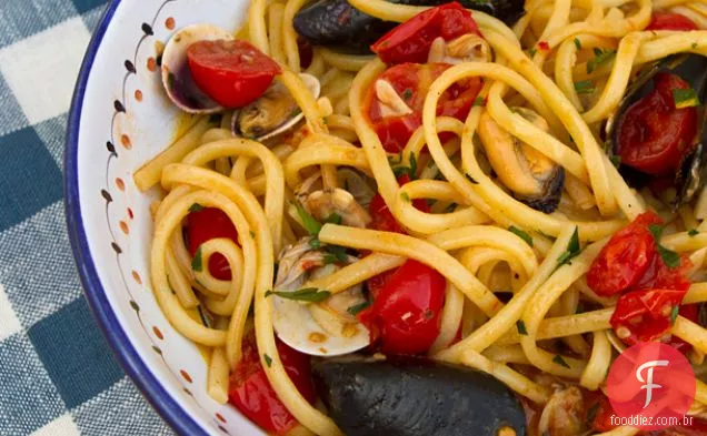 Espaguete com amêijoas, mexilhões e tomates