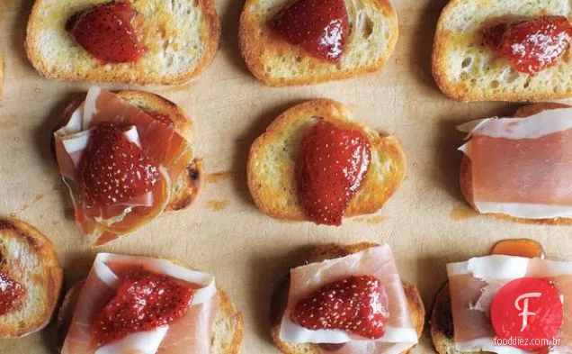 Morangos preservados e Jamón Serrano em pequenas torradas de ' Canal House Cozinha todos os dias