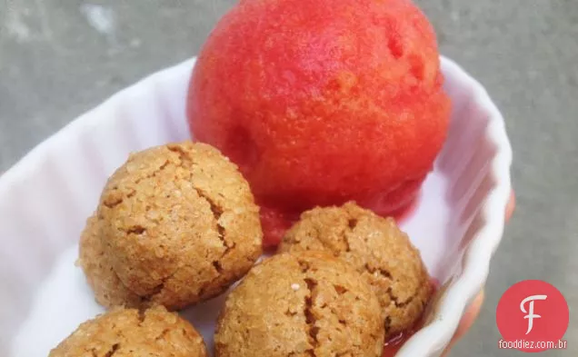 Sorbet de cereja azeda com biscoitos Amaretti