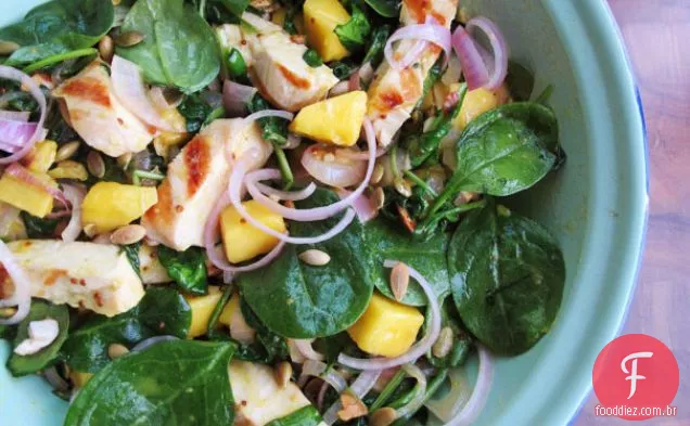 Salada de frango grelhado e espinafre com mostarda de mel