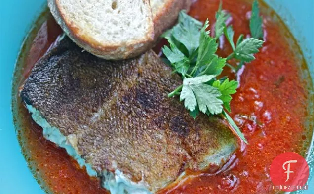 Bacalhau ao estilo espanhol em caldo de chouriço-tomate