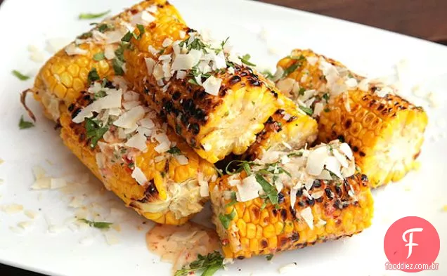 Milho grelhado com maionese De Pimenta picante, coco e molho de peixe