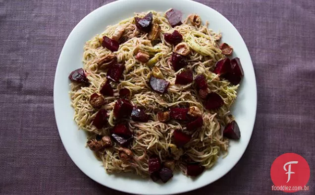 Beterraba verde e rabanete verde Pesto macarrão com beterraba assada e rabanetes