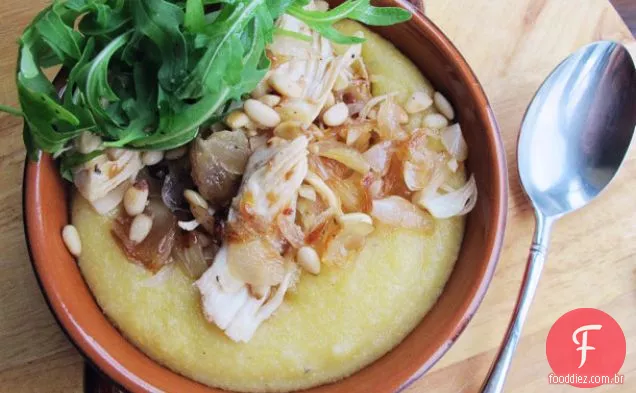 Polenta cremosa com frango, chalotas caramelizadas, rúcula