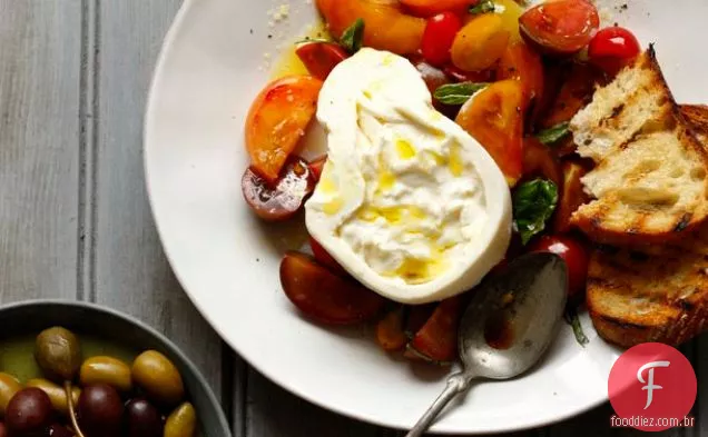 Burrata com tomates da herança de ' Di Bruno Bros. Casa do queijo