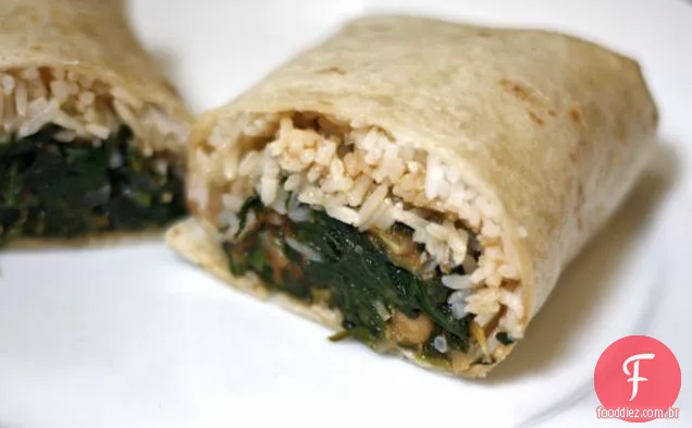 Burrito indiano com espinafre, grão de bico e tomate