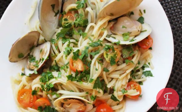 Amêijoas com Linguini, alho e tomate