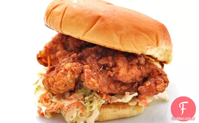 Frango frito e sanduíches Cole Slaw