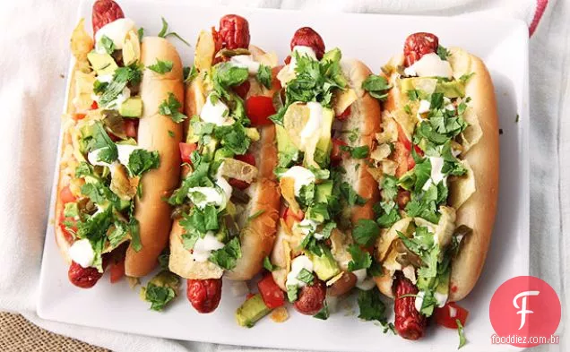 Cachorros-quentes embrulhados em Bacon com abacate, tomate, cebola, maionese e batatas fritas