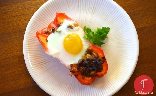 Ovo com pimentos recheados com salsicha