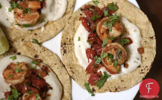 Tacos de camarão e grãos