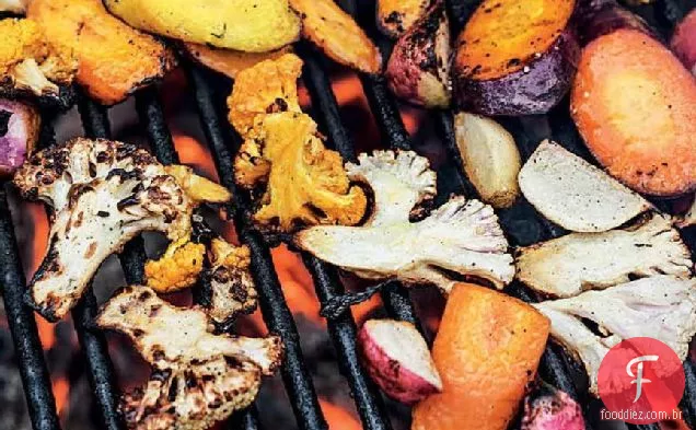 Salada De Legumes Grelhada Com Vinagrete De Manteiga Marrom