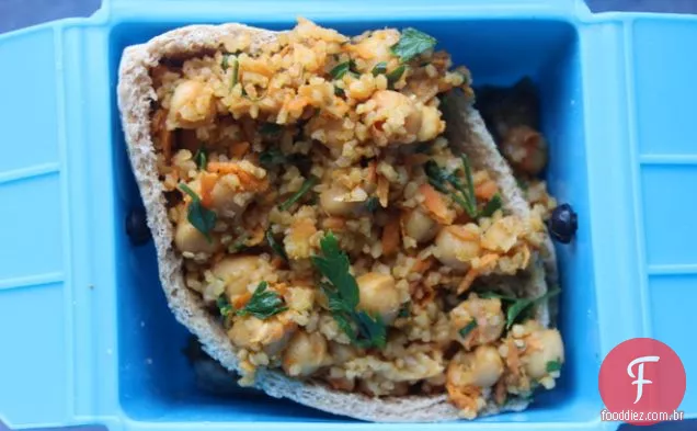 Faça-à frente Bulgur Pita Bolsos Com Grão De Bico temperado, cenouras e tahine