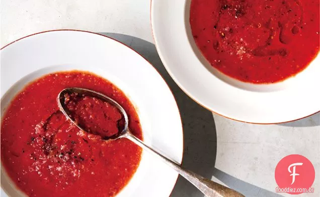 Sopa refrigerada de tomate e frutas com caroço