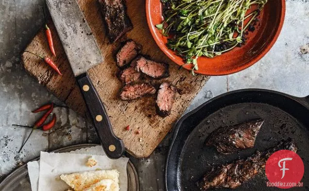 Bife De Cabide salpicado com bolos de arroz crocantes de ' Treme