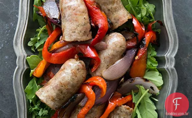 Linguiça italiana grelhada com pimentão, cebola e rúcula