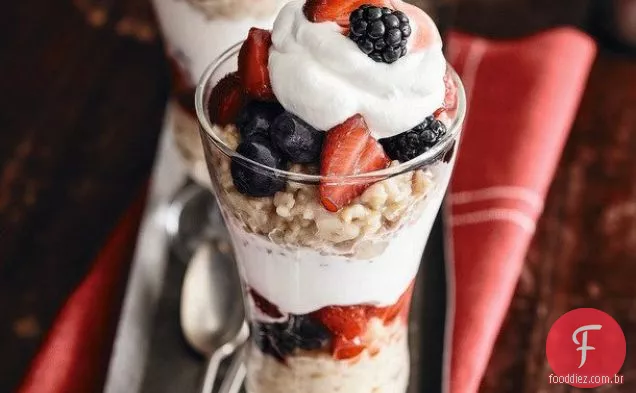 Aveia e bagas frescas Parfaits com Chantilly creme de ' Treme