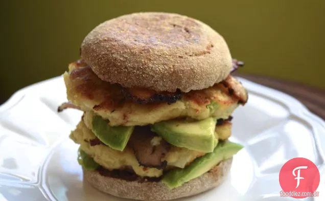 Sanduíches de bolo de caranguejo empilhados duplos com abacate e Bacon