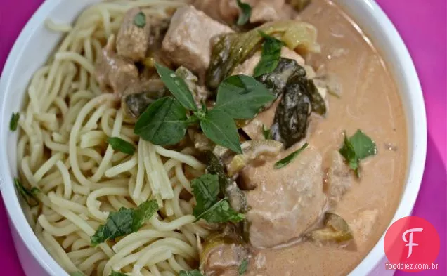 Frango de amendoim e macarrão de Ovo chinês com bebê Bok Choy e milho de Bebê