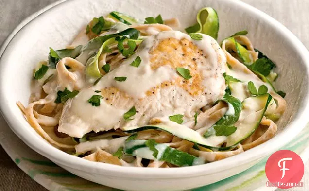 Frango Alfredo com fitas de abobrinha