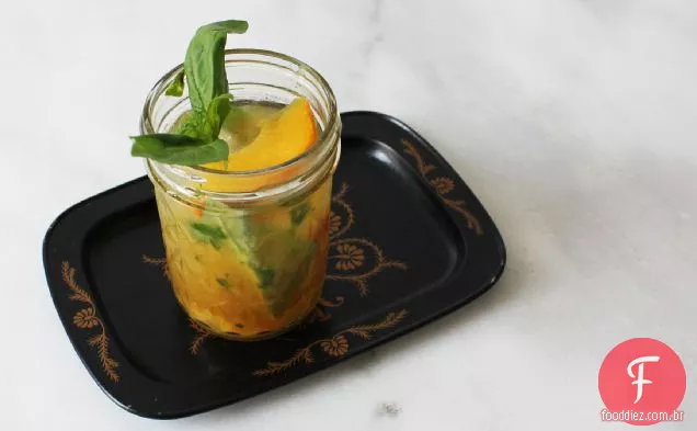 Tomate Gin sapateiro com pêssegos e manjericão
