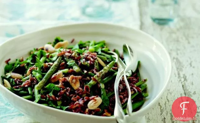 Feijão verde, arroz vermelho e salada de amêndoa do livro de receitas do mercado francês