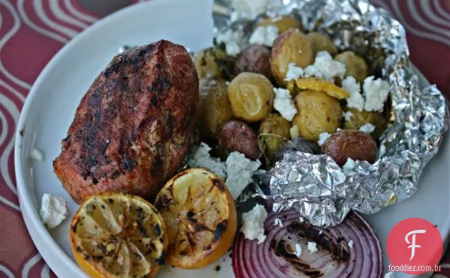 Bolo de carne grelhado ao estilo grego com batatas Herbed e limão grelhado