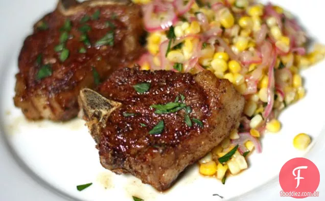 Costeletas de cordeiro esfregadas com especiarias com salada de milho
