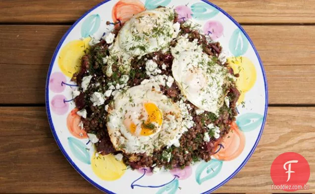 Salada de beterraba e lentilha com queijo Feta e ovos fritos