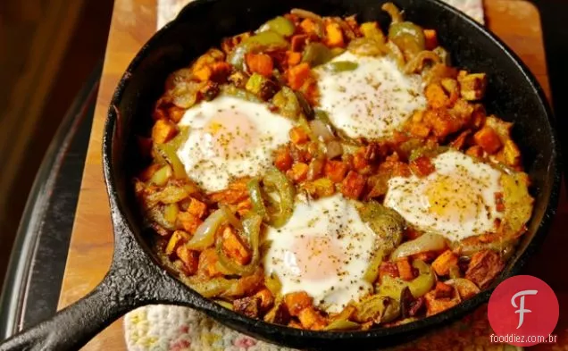 Fácil batata doce e pimenta Hash com ovos