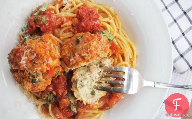 Almôndegas de frango com espaguete e Parmesão
