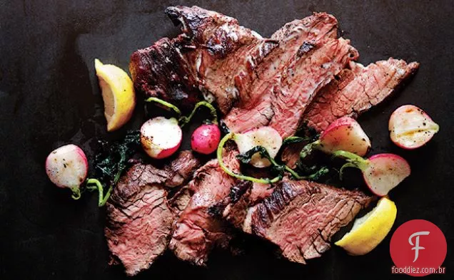 Bife grelhado e rabanetes com manteiga de pimenta preta