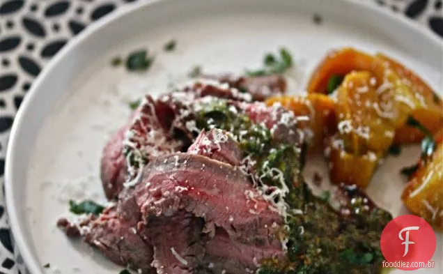 Bife de flanco grelhado com Pesto De Pistache-menta e beterraba assada