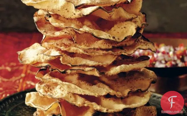 Poppadums com cebola cravada no Chile e molho de romã de abacate de ' culinária indiana desdobrada