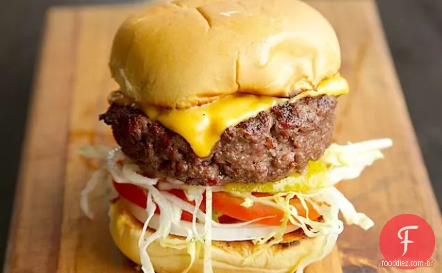 Cheeseburgers grelhados Caseiros grossos e suculentos
