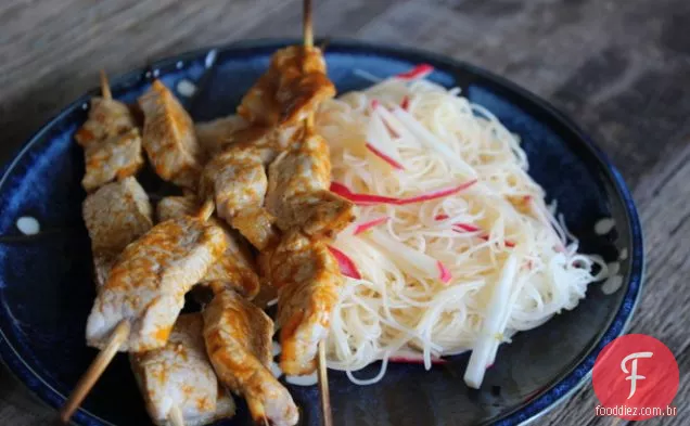 Espetos de carne de porco com Curry à frente com aletria