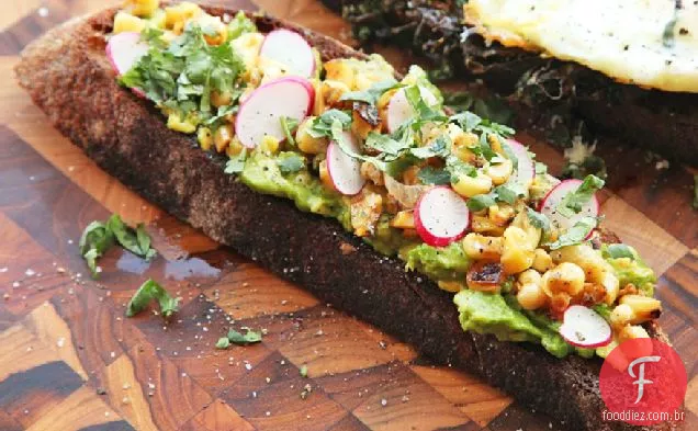 Milho, abacate e rabanete Tartine