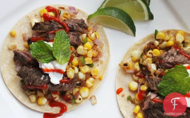 Fácil frigideira bife Tacos com milho carbonizado e Sriracha